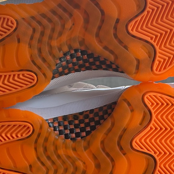 NEW Women’s Air Jordan 11 Retro Low Bright Citrus- US 7 - Picture 7 of 9